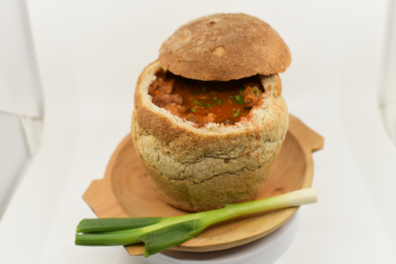 Zamă de fasole cu ciolan în pită de casă / Bean soup with smoked leg in bread