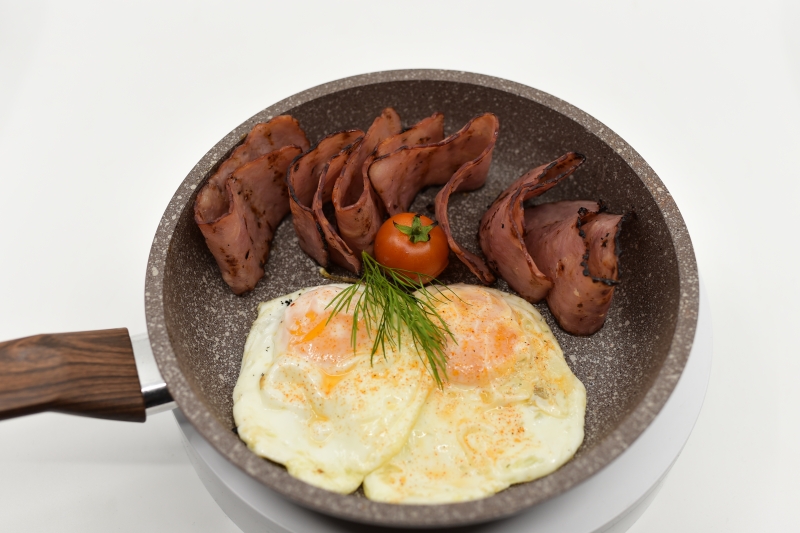 OCHIURI CU AFUMATURA LA CAPAC / Covered poached Eggs with Smoked Meat