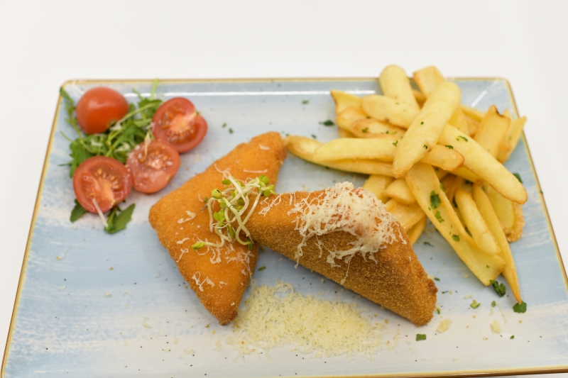 CASCAVAL PANE CU ROSIE NATUR / Breaded Cheese with Natur Tomato