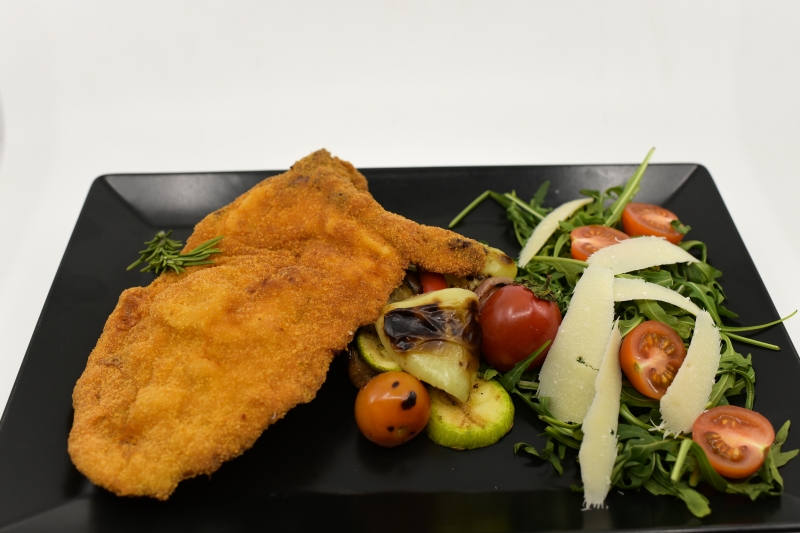 Snitel din cotlet de porc cu os / Pork chop schnitzel with bone