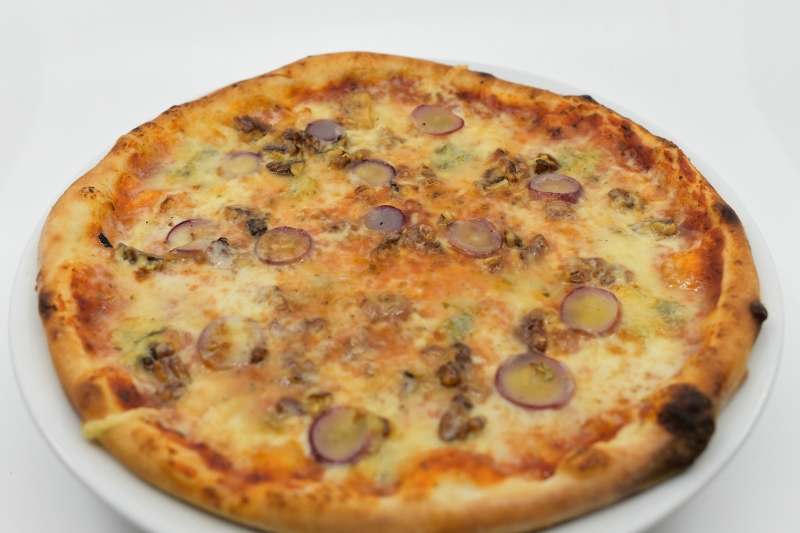 Pizza quatro formagi cu nuca si struguri