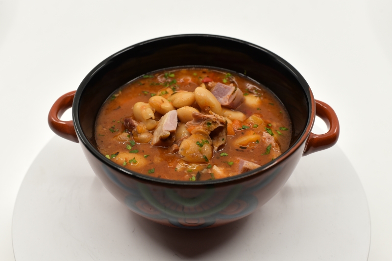 Zamă de fasole cu ciolan de porc / Bean soup with smoked leg