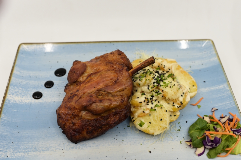 Aripioara de porc marinata / Marinated pork fin