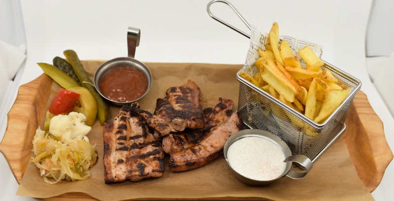 Piept de porc vânjos la grătar / Grilled pork breast (fără garnitură)